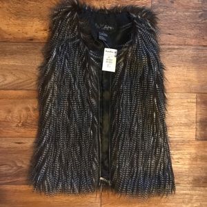 The buckle faux fur vest Small